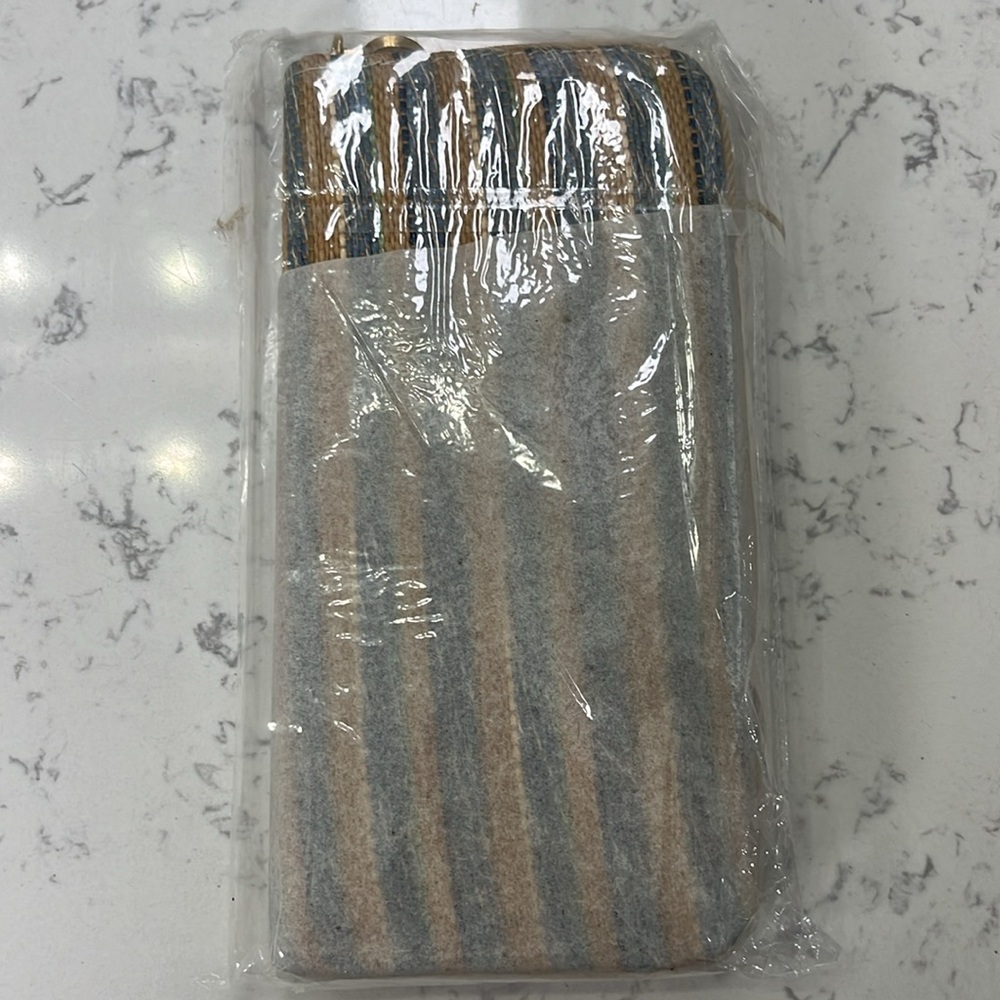raffia zipper clutch wallet - holds 12 cards plus cash - Picture 8 of 9
